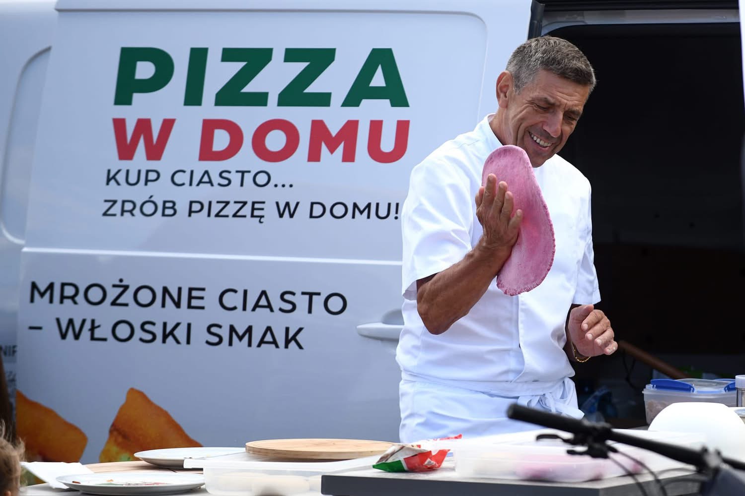 Przygotowywanie różowego ciasta do pizzy podczas pokazu Polini